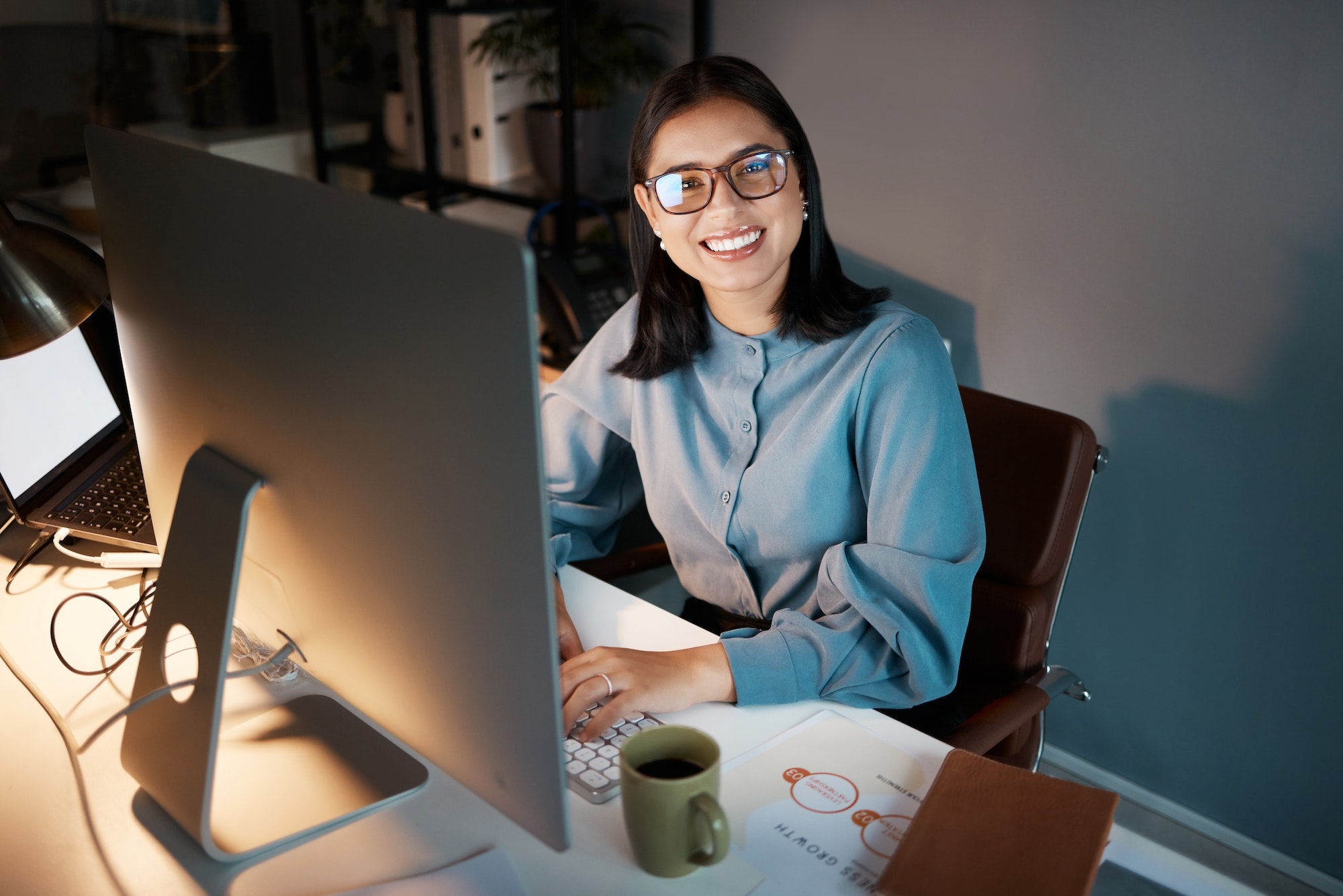 Mulher asiática sorrindo em escritório